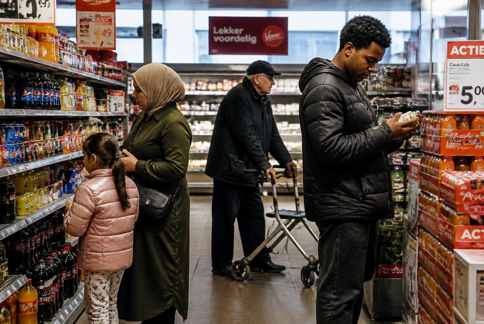 Supermarktschap vol frisdrank en snacks met kortingsborden